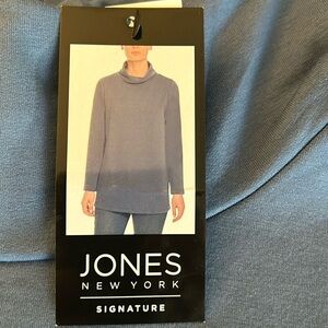 Jones New York sweatshirt with pockets.